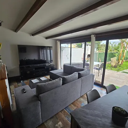 Privada Con Jardin Chimenea Y Parking En 아 코루냐