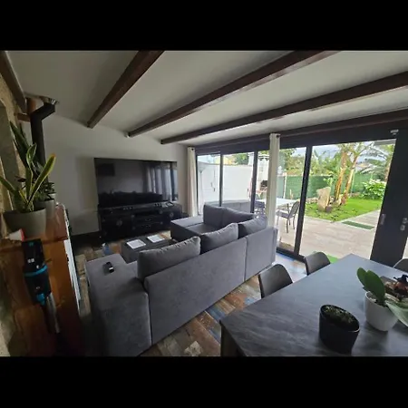 Privada Con Jardin Chimenea Y Parking En